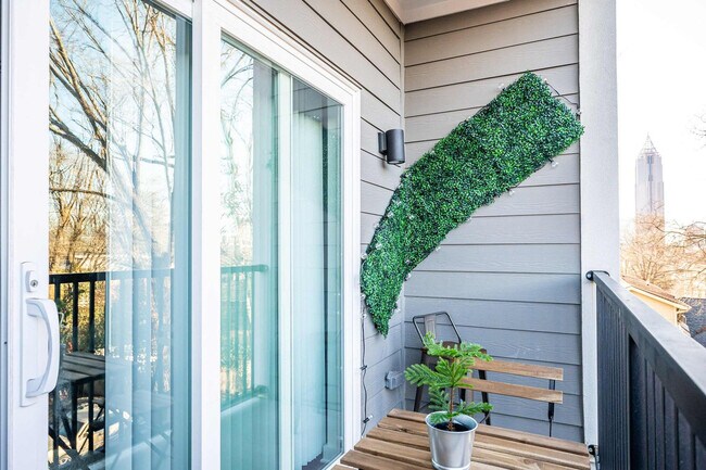 Building Photo - 542 Boulevard NE