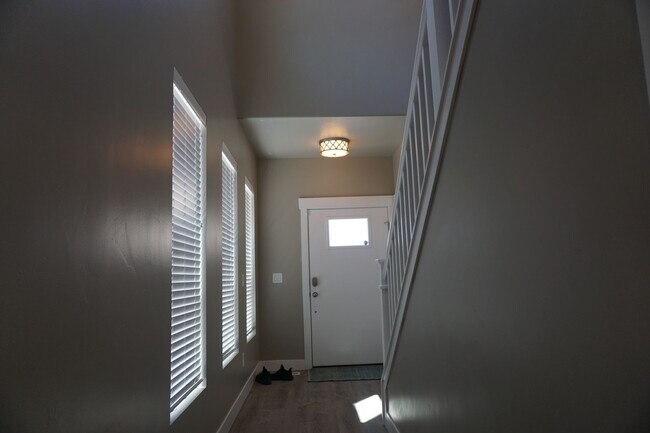 Building Photo - 719 E Ryder Pk Ln