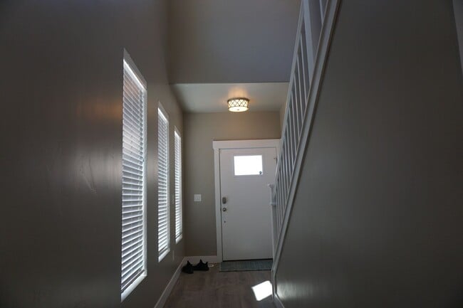 Building Photo - Newer 3 Bedroom Midvale Neighborhood Townhome
