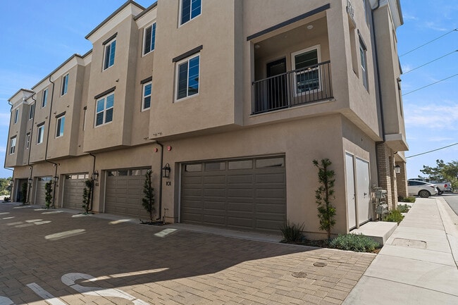 Building Photo - 1219 Sunrise View