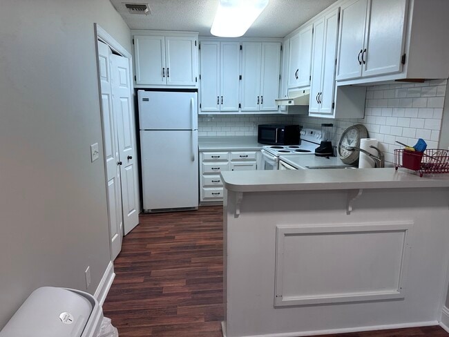 Building Photo - 2041 Greenwood Plz SW