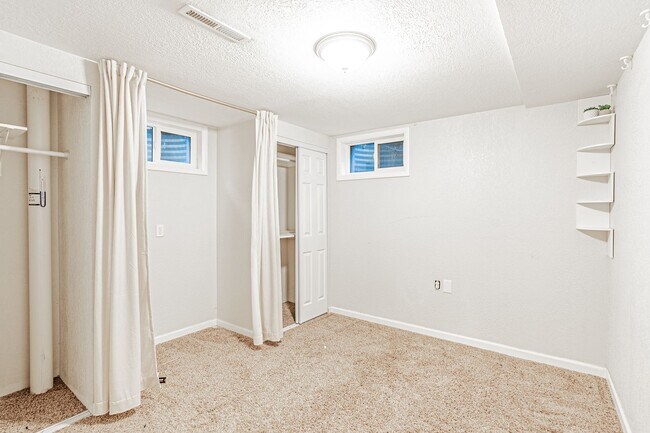 Building Photo - Exceptional 4-Bed, 2-Bath Home in Englewoo...