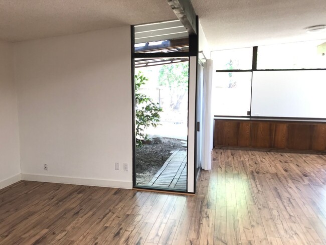 Building Photo - Sprawling 7 bedroom home available for sum...