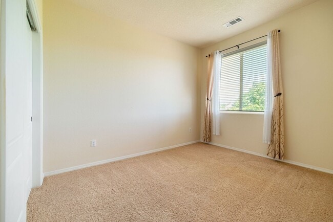 Building Photo - 2 Story 3 Bedroom Townhome Available Now f...