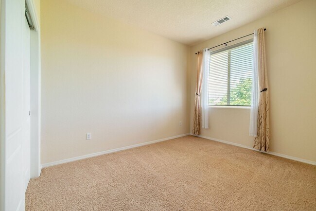 Building Photo - 2 Story 3 Bedroom Townhome Available Now!