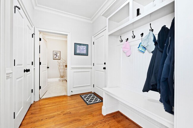 Building Photo - Elegant 5 bedroom home in Bedford!