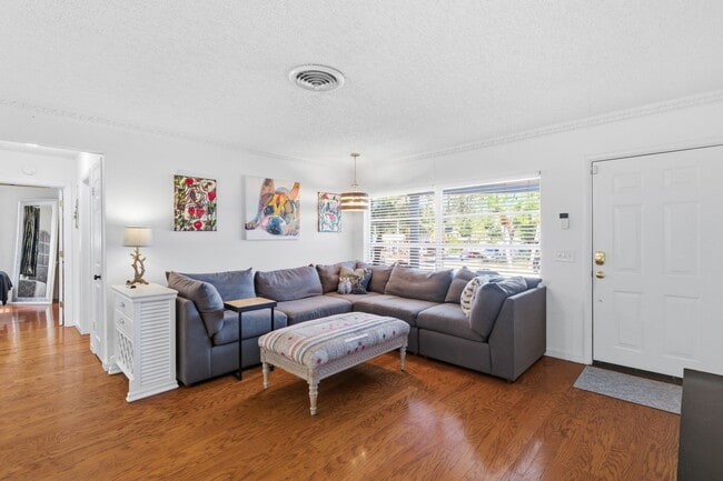 Building Photo - 2039 Pine Ridge Dr