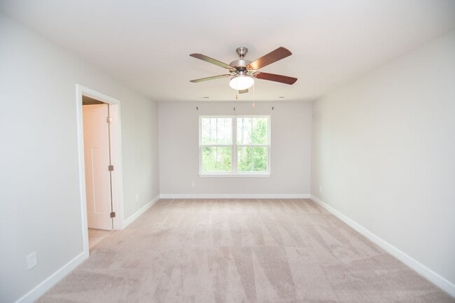 Building Photo - 3BR/2.5BA Modern Townhome on Spartanburg’s...