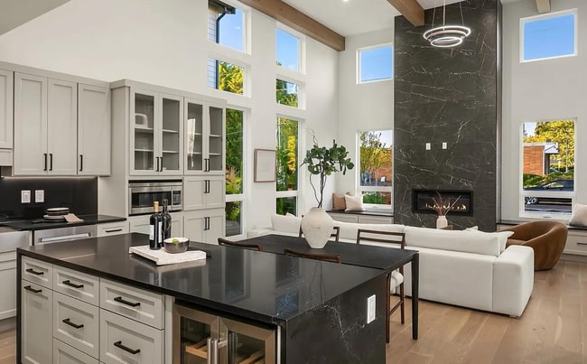 Building Photo - 421 14th Ave W