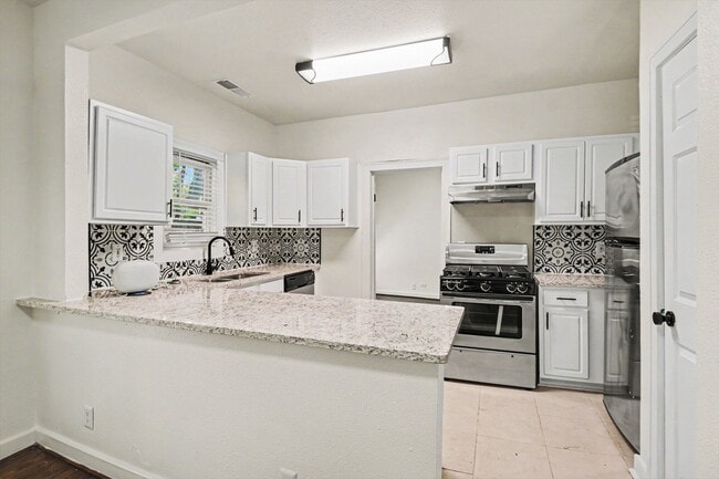 Building Photo - Bungalow- 915