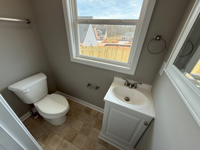 Building Photo - 40 Charlotte Pl