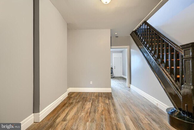 Building Photo - 2533 W Lombard St