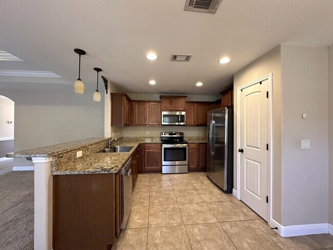 Building Photo - 516 Grand Ridge Dr