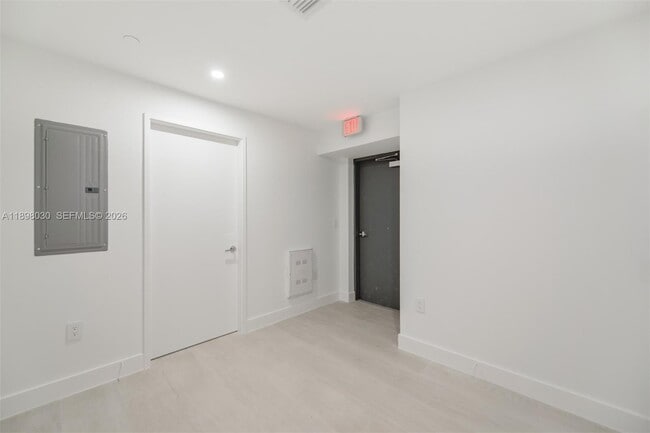 Building Photo - 700 NE 24th St