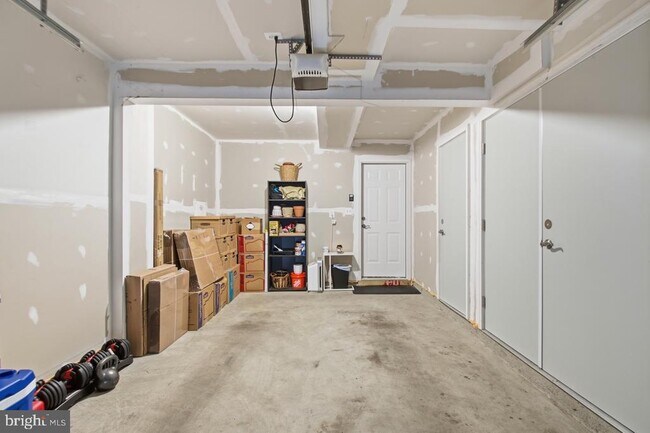 Building Photo - 3469 Carnaby St