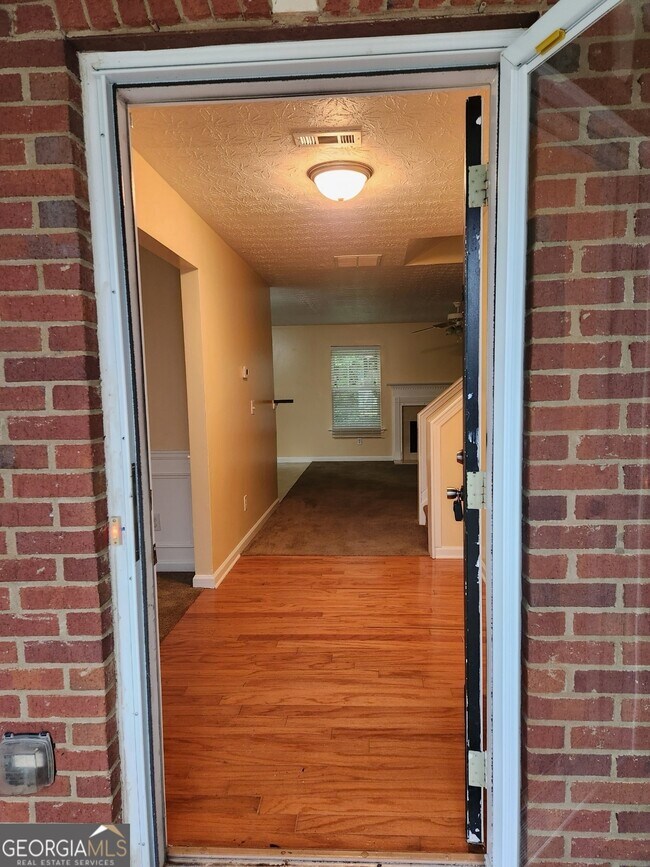 Building Photo - 2135 Pineview Trail