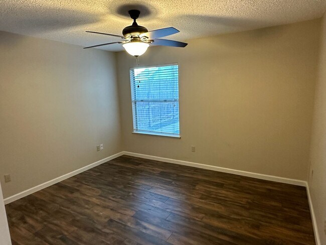 Building Photo - 1622 S Peppertree Ct