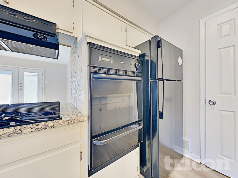 Building Photo - 1803 Westcrest Dr