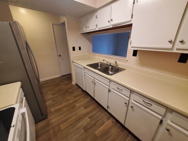 Building Photo - Nice 2 bedroom town home