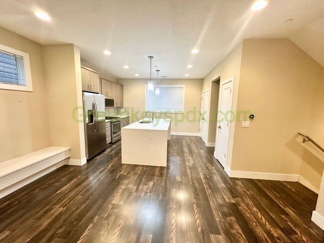 Building Photo - Gorgeous, Custom-designed 4-Bedroom Contemporary Townhouse on 3 Levels