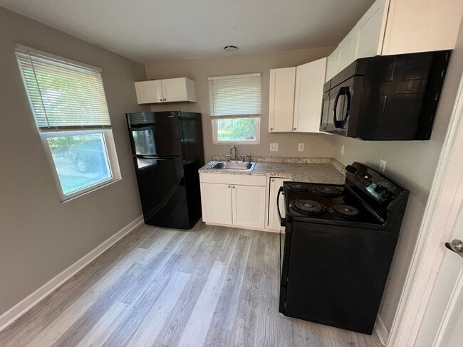 Building Photo - MOVE-IN READY!