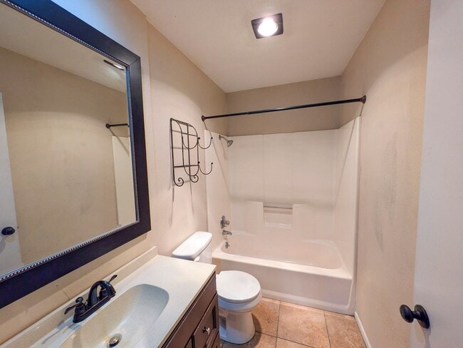 Building Photo - 956 Sunmeadow Dr
