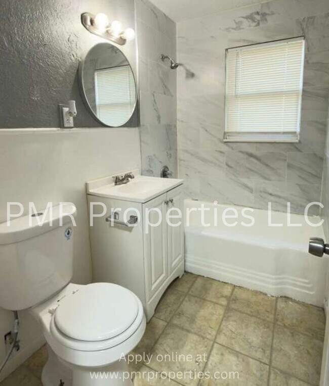 Building Photo - 3 Bedrooms / 1 Bathroom House