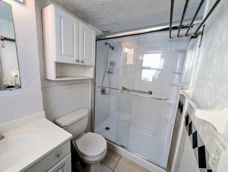Primary Bathroom - 1001 SE 16th St