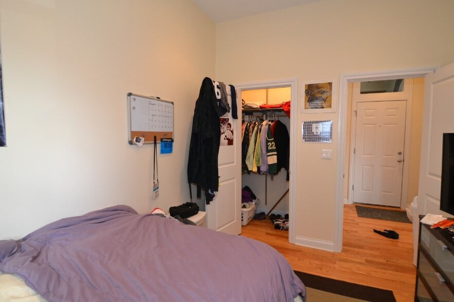 Building Photo - 1758 W Montrose Ave