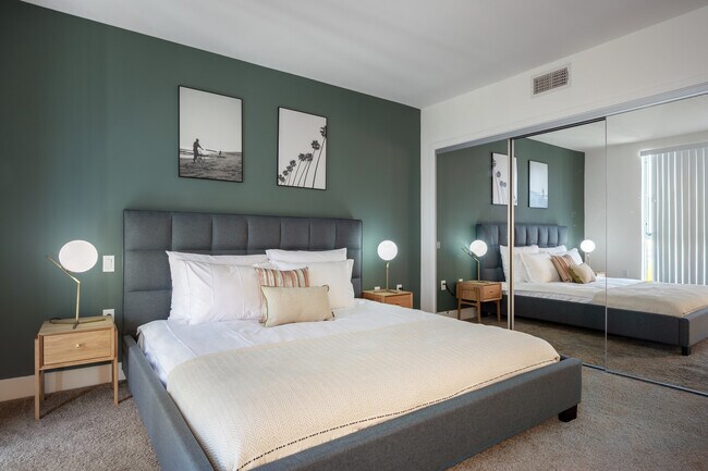 Building Photo - 10473 Santa Monica Blvd