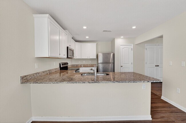 Building Photo - Spacious 4BR House in Charlotte