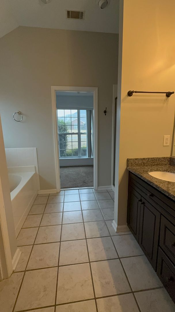 Building Photo - HOME FOR LEASE 4 BR 2 BATH RANCHSTYLE  SPLIT FLOOR PLAN AND OPEN  LARGE  FENCED BACKYARD  CONVENI...