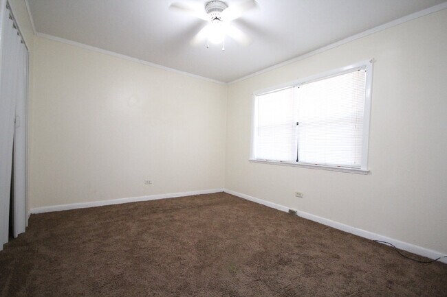 Building Photo - 2BR/1BA Pet-Friendly Duplex in SW Pensacol...