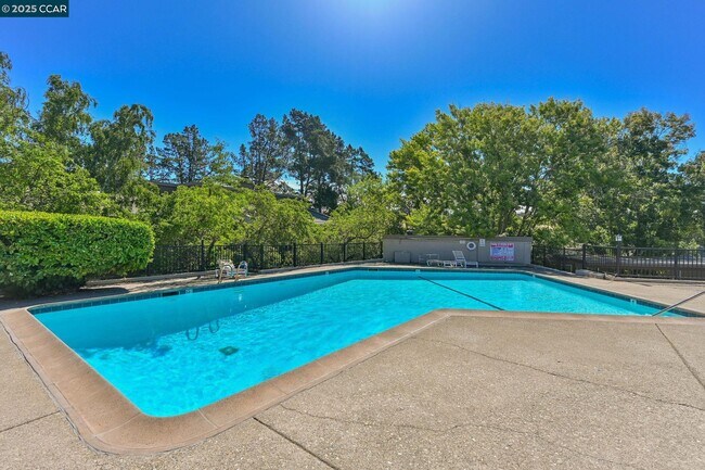 Building Photo - 2075 Ascot Dr