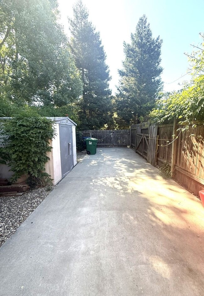 Building Photo - Gorgeous single story 3 bedroom home