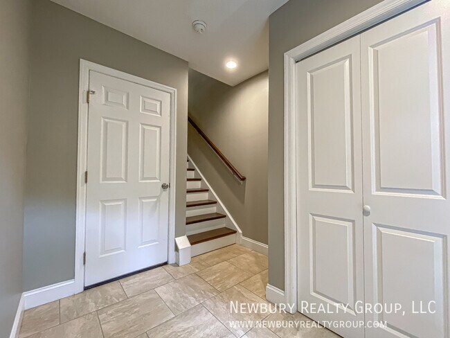 Building Photo - 147 Banksville Pl