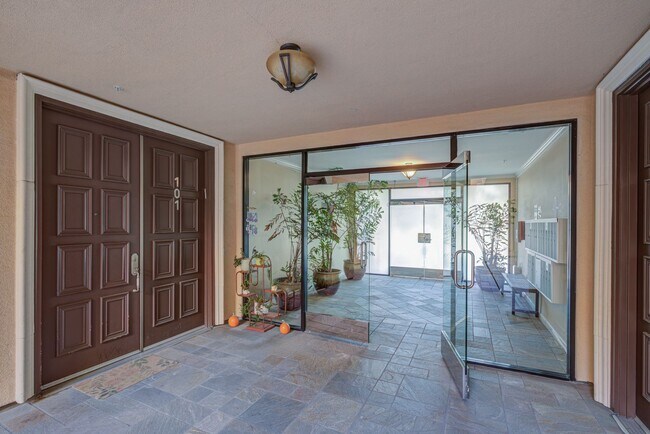 Building Photo - Massive Three Bedroom Two Bath Condo Available now!