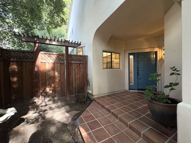 Building Photo - Spacious and Inviting 3-Bedroom, 2.5-Bath Townhome in the Heart of Menlo Park