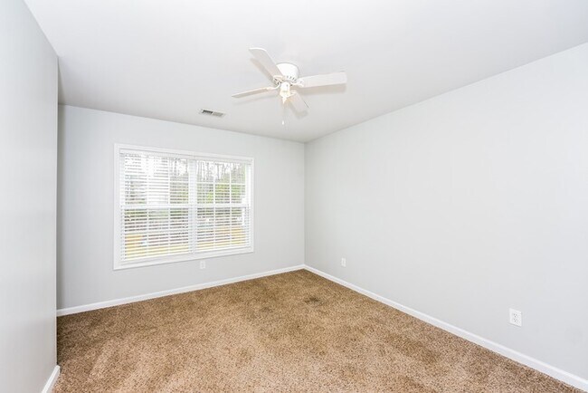 Building Photo - Cute 3 Bedroom Home