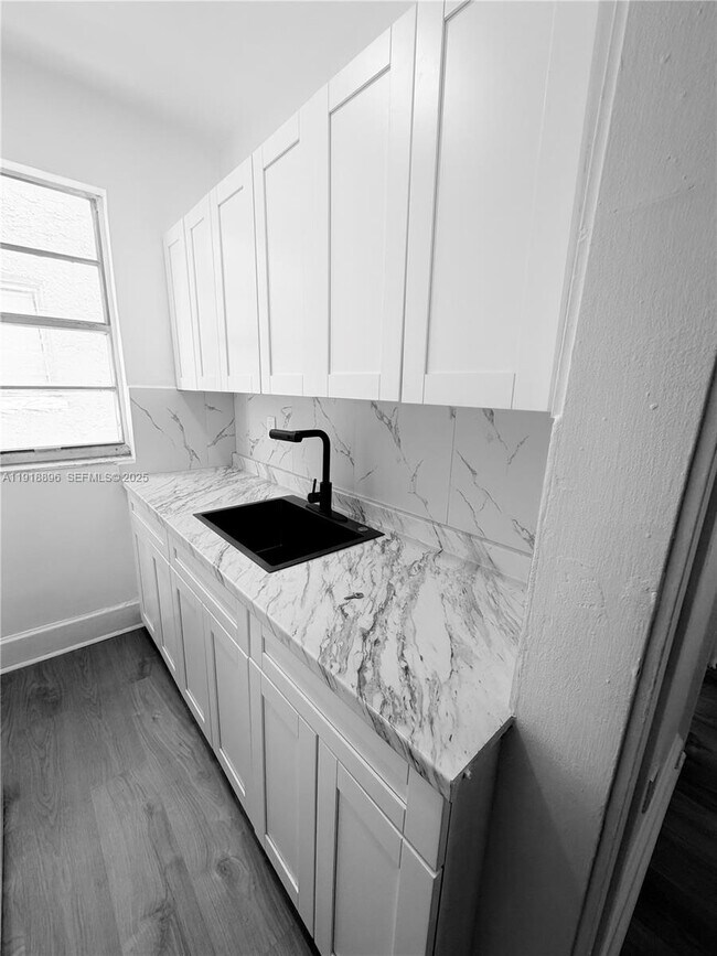 Building Photo - 1560 SW 5th St