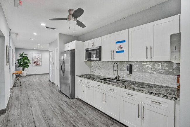 Building Photo - 3520 Oaks Way