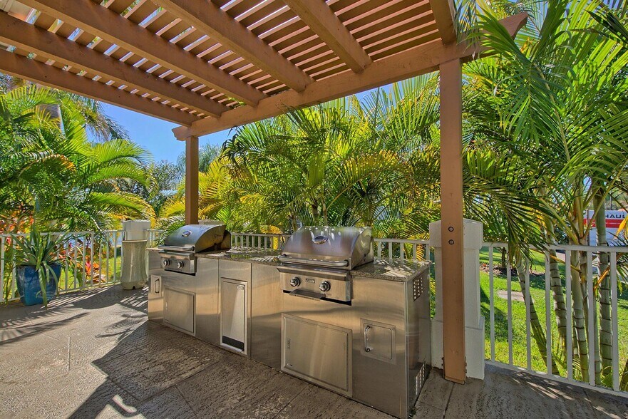 Building Photo - 3695 Island Club Dr