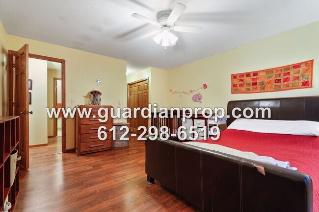 Building Photo - Top Floor Condo Available September 1 in H...