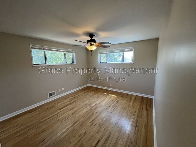 Building Photo - 10541 Livingston Dr