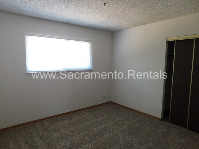 Building Photo - Orangevale 2bd/1ba Duplex with Garage