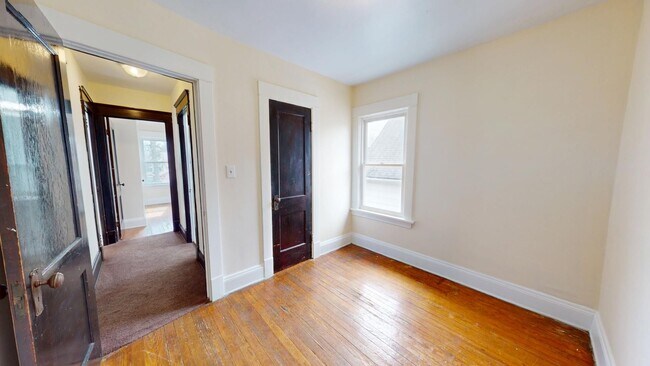 Building Photo - 2 bedroom/1 bath (upper unit)- 1ST MONTH FREE IF LEASE SIGNED BY 10/15