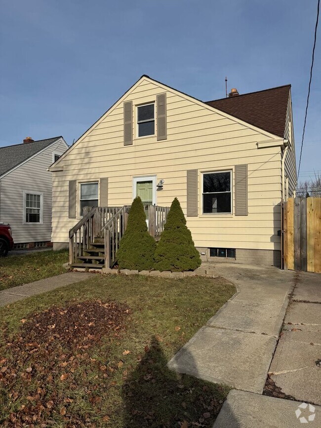 Building Photo - Spacious 3 Bedroom Home