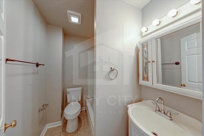 Building Photo - 1106 S Reisner St