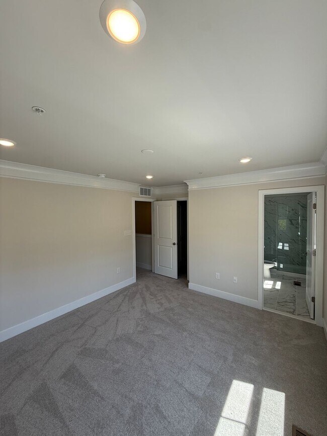 Building Photo - 2102 Winterberry Ln
