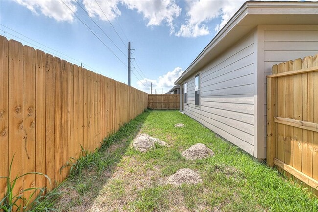 Building Photo - 1634 Comfy Wy